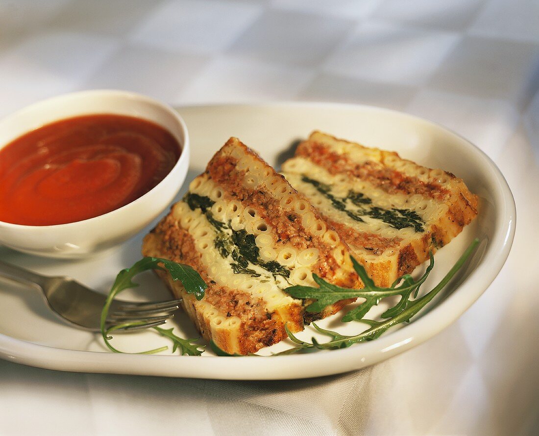 Macaroni and spinach terrine with tomato sauce