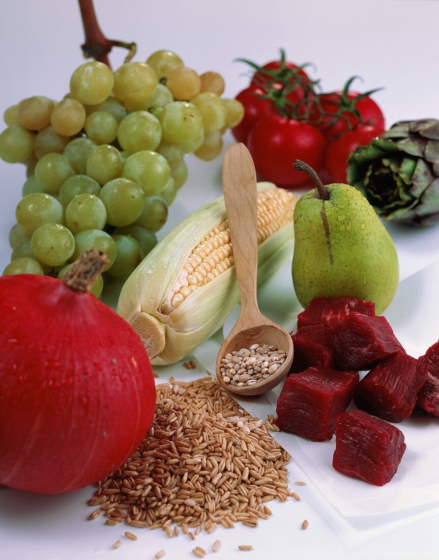 Stillleben mit Obst, Gemüse, Fleisch und Getreide