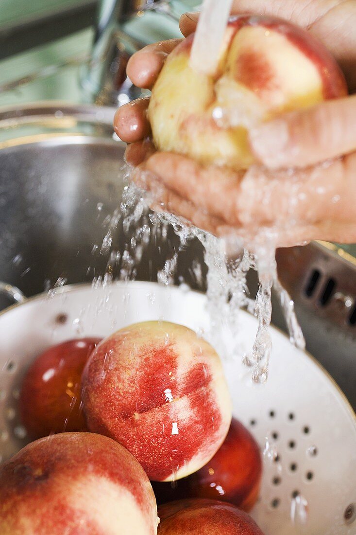 Pfirsiche waschen