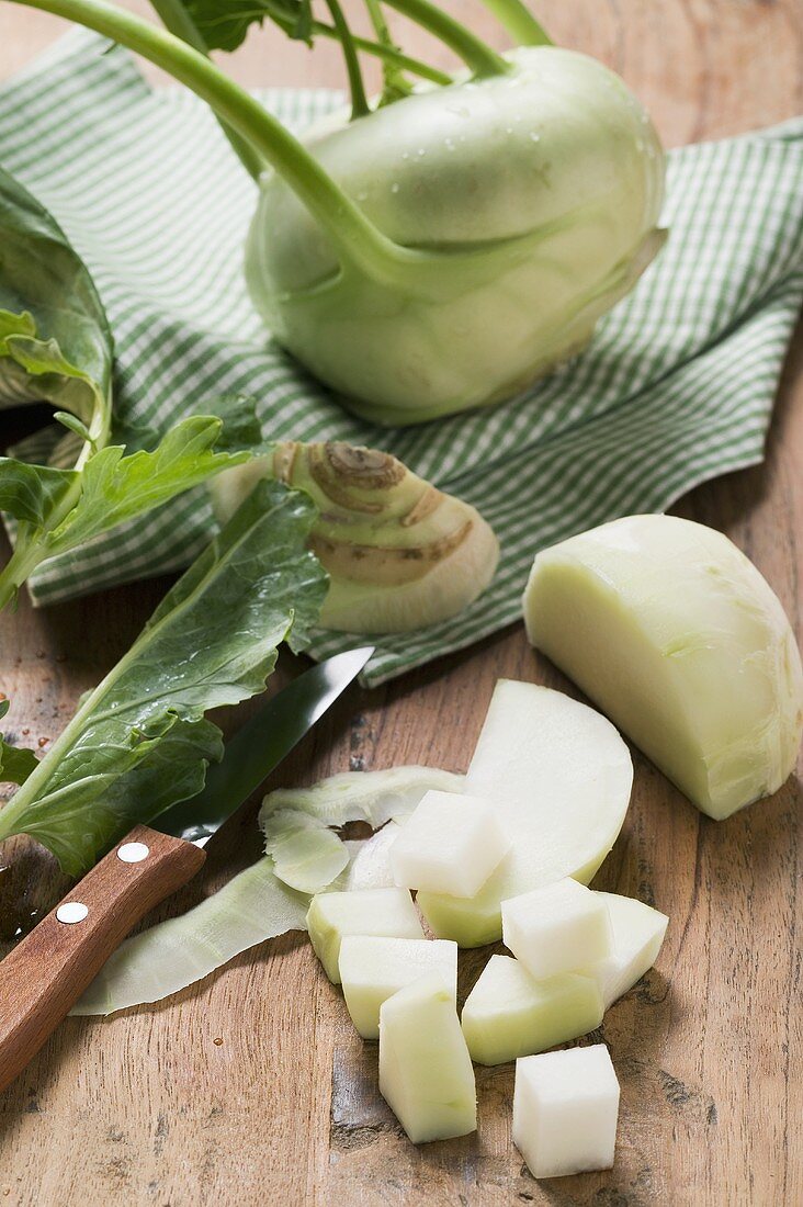 Kohlrabi, teilweise geschnitten