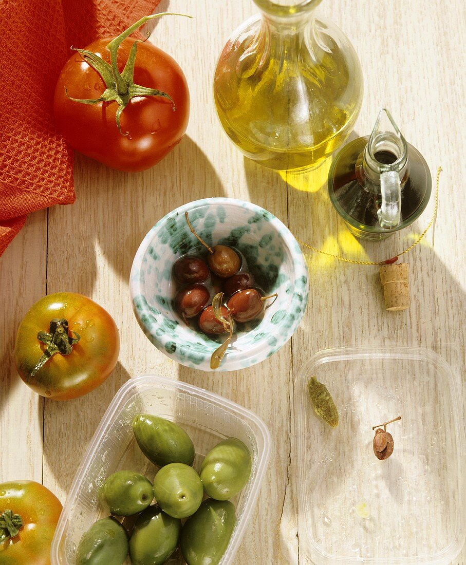 Oliven, Tomaten, Olivenöl und Balsamicoessig