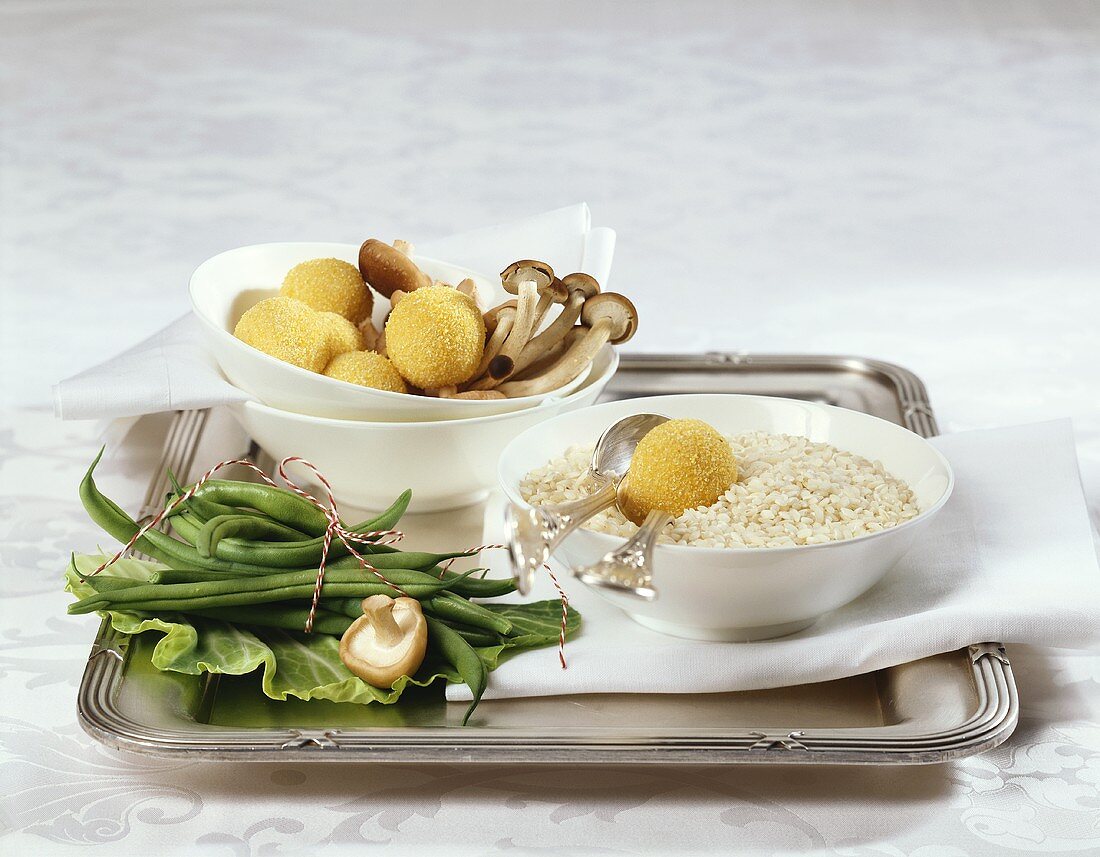 Polentaklösschen, Reis, Pilze, grüne Bohnen