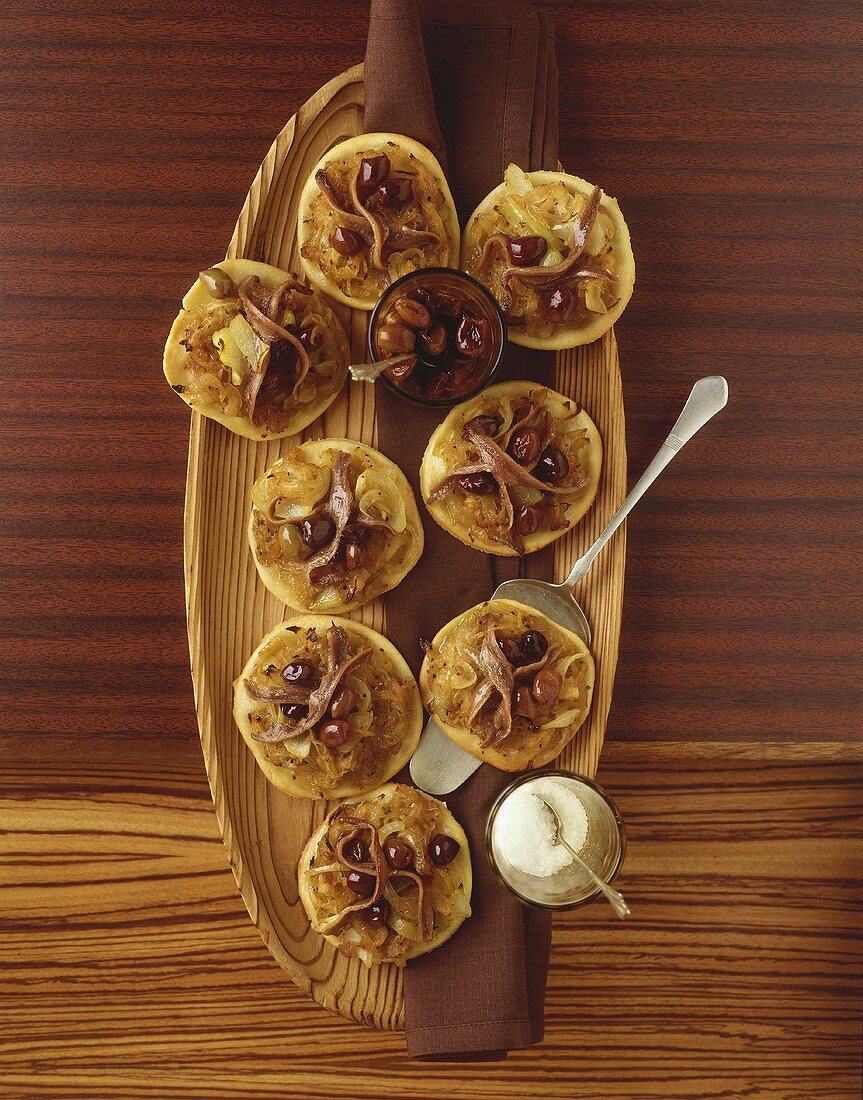 Zwiebeltörtchen mit Sardellen und Oliven