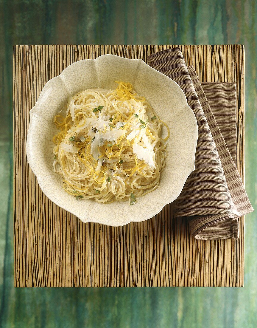 Spaghetti mit Zitronenzesten und Parmesan