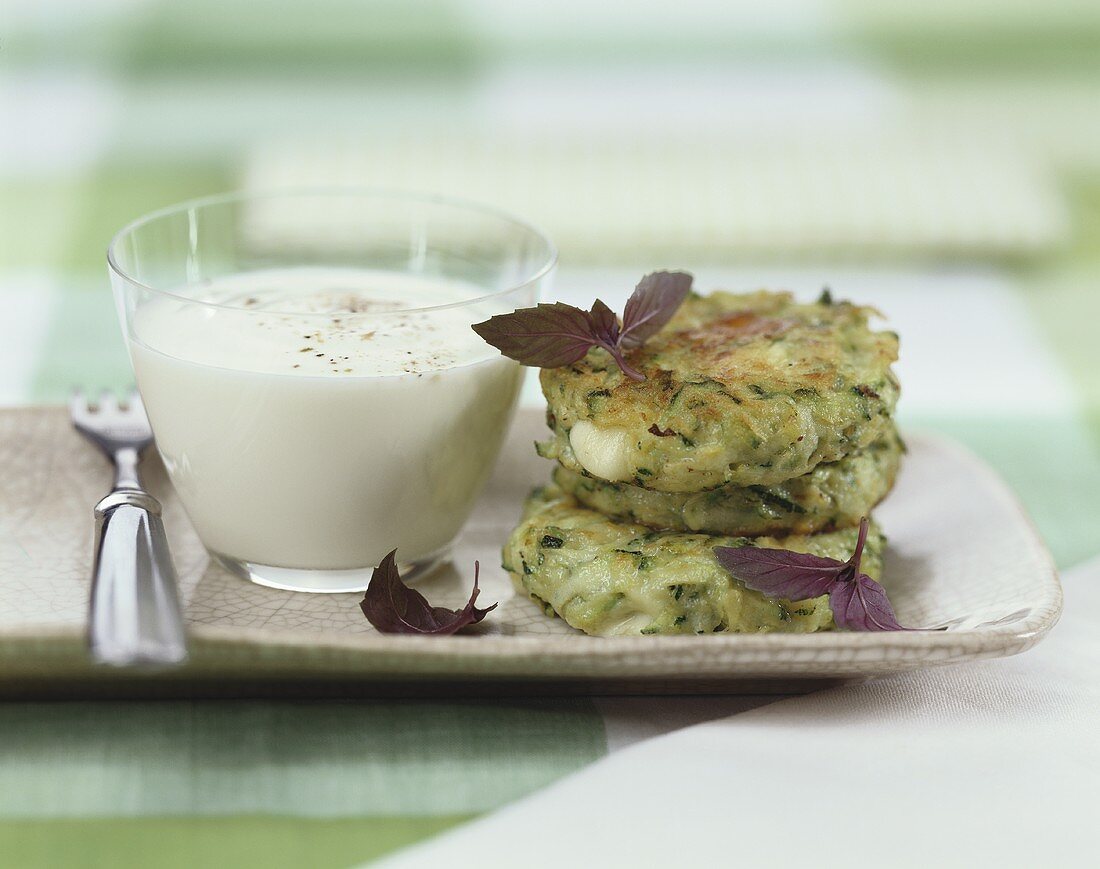 Zucchinipuffer mit Joghurtsauce