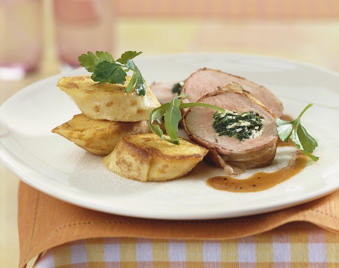 Gefülltes Schweinefilet mit Pfannkuchenröllchen