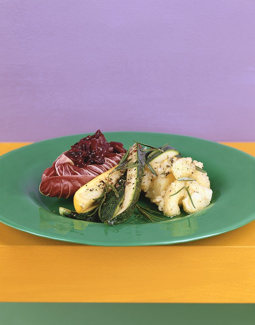 Radicchio mit Zucchini und Kartoffelpüree