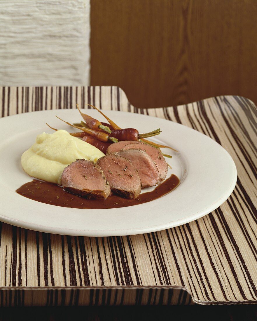 Schweinefilet mit Rosmarin, Kartoffelpüree und Möhren