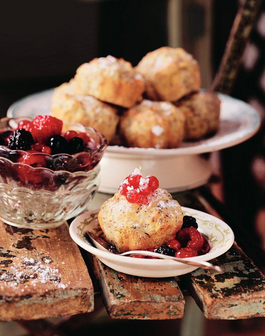 Tortini al papavero e bacche (Apple & poppy seed cakes with berries)