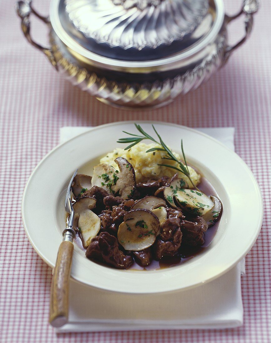 Spezzatino di selvaggina ai porcini (Wildgulasch mit Pilzen)