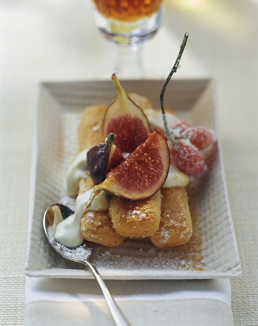 Frozen sponge fingers with vodka and figs