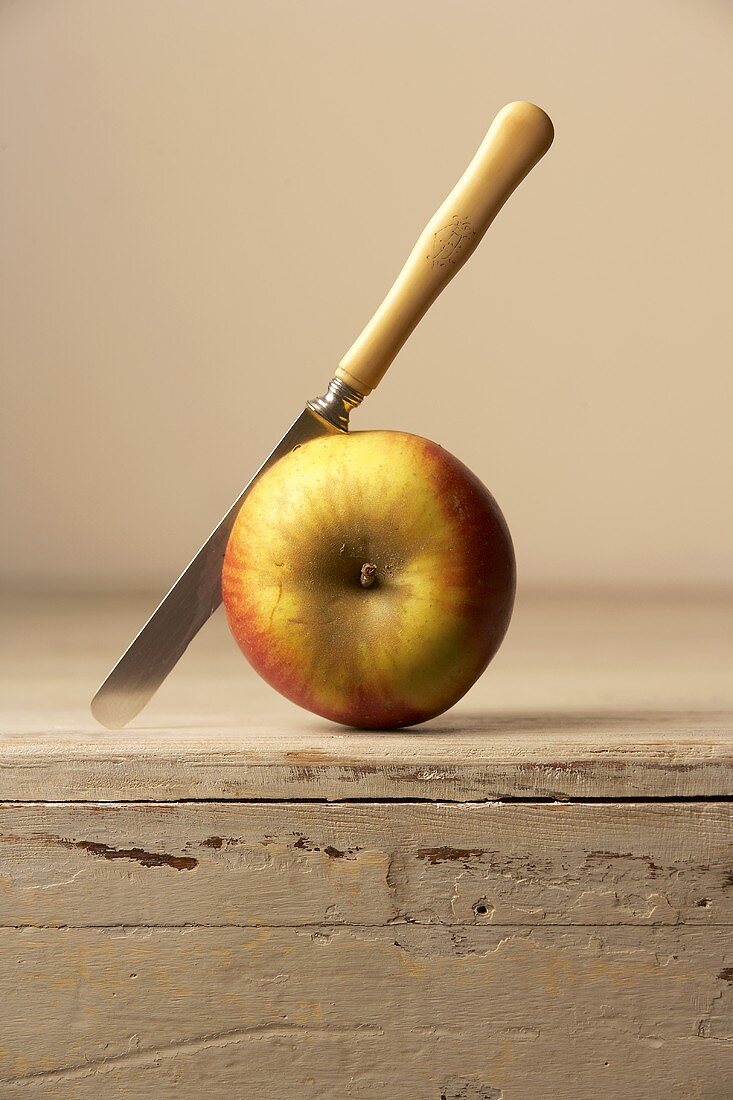 Frischer Apfel mit Messer