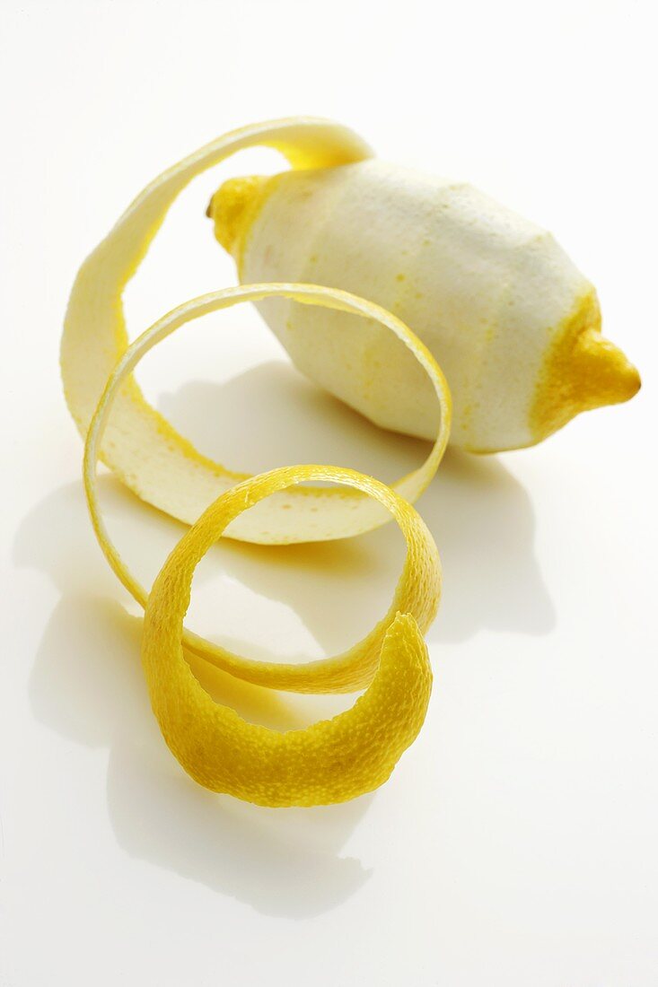 Geschälte Zitrone mit spiralförmiger Zitronenschale