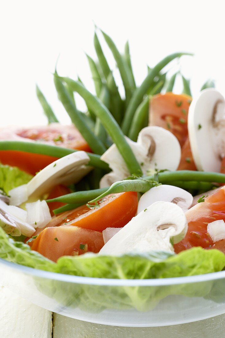 Gemüsesalat mit grünen Bohnen, Champignons und Tomaten