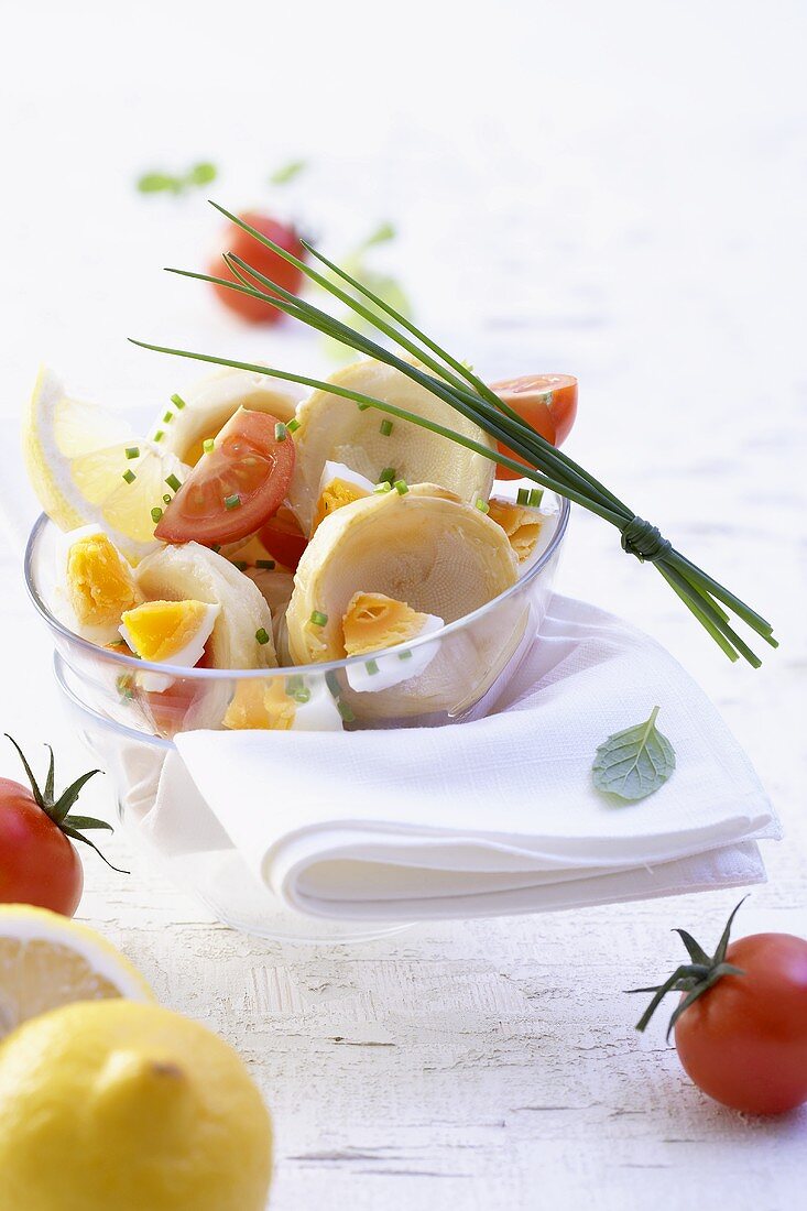 Artischockensalat mit Ei, Tomaten und Schnittlauch