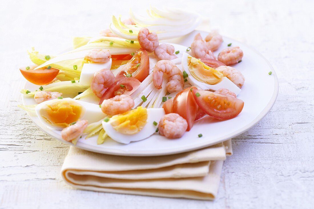 Chicory salad with shrimps, tomatoes and egg