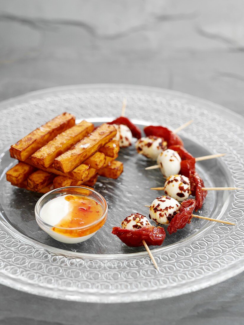 Süsskartoffelchips, Mozzarella-Tomaten-Spiesschen und Dip