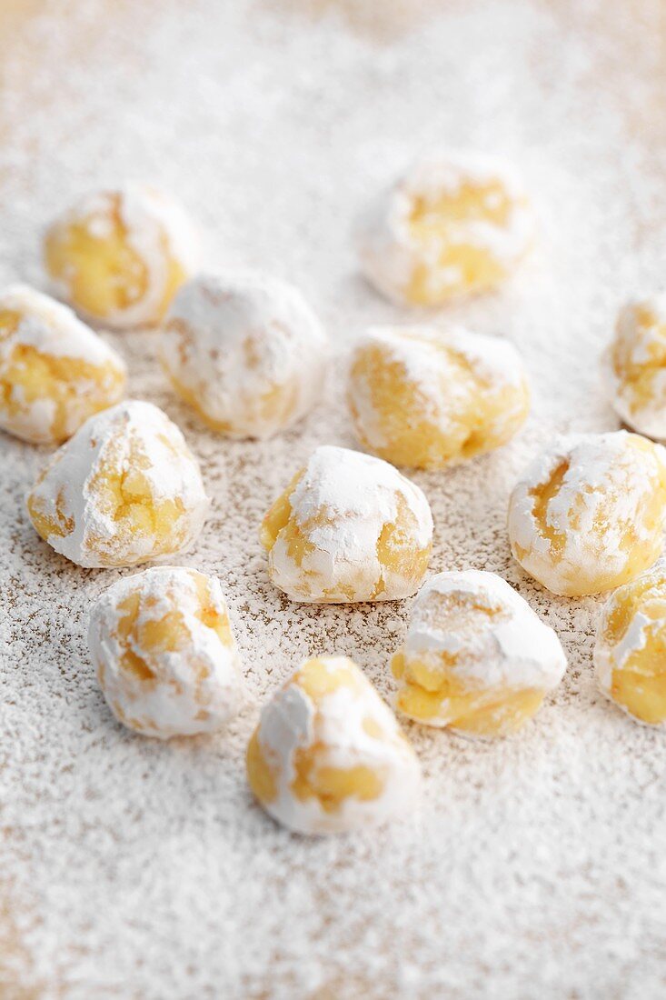 White chocolate truffles with icing sugar