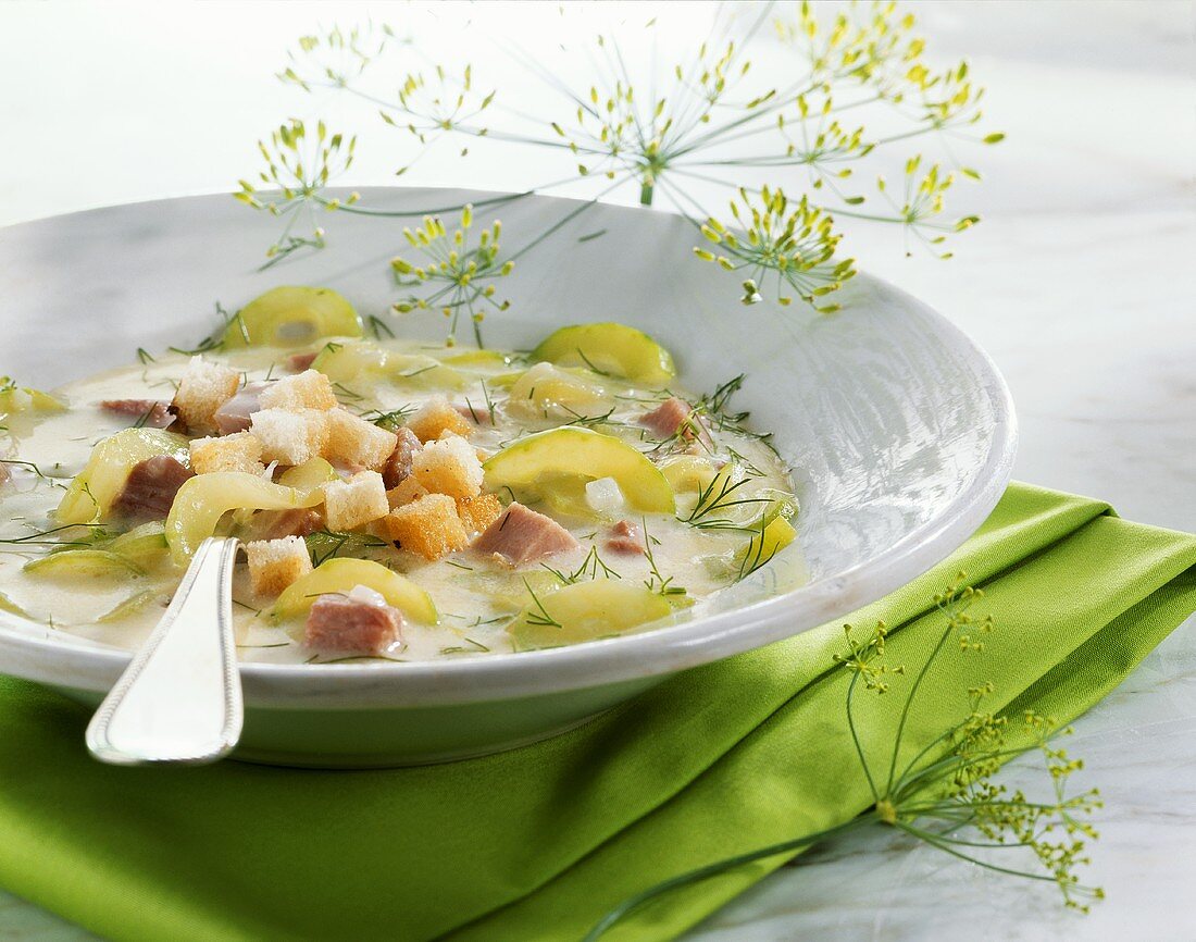 Spreewälder Gurkensuppe mit Schweinerippchen und Dill