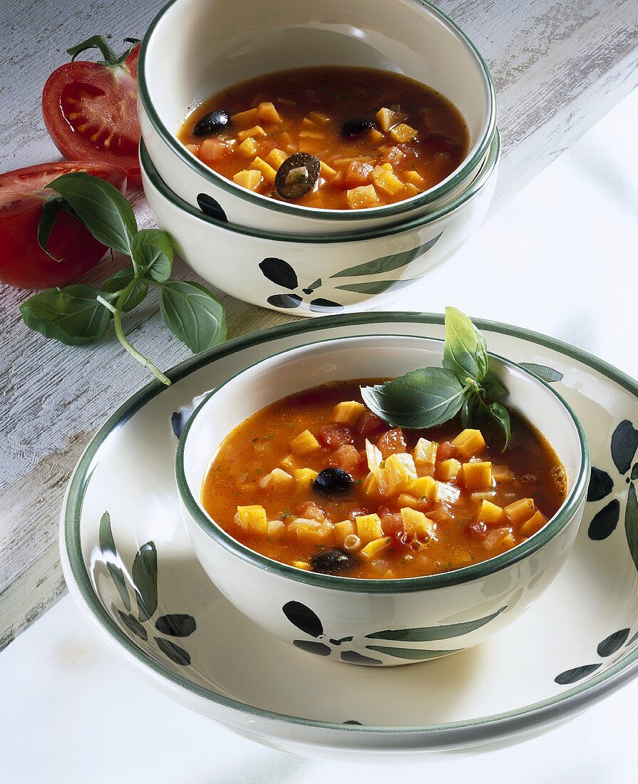 Möhren-Orangen-Suppe mit Tomaten