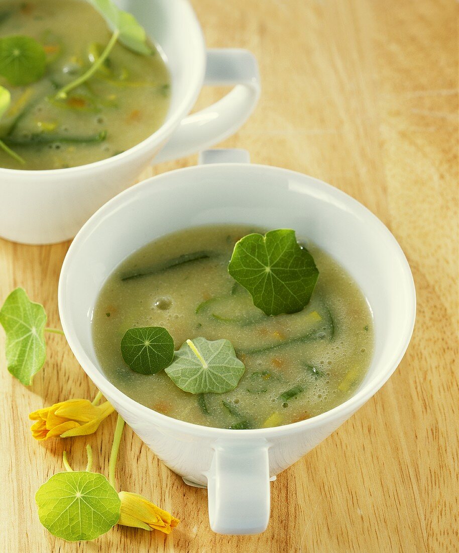 Kartoffel-Soja-Suppe mit Kapuzinerkresse