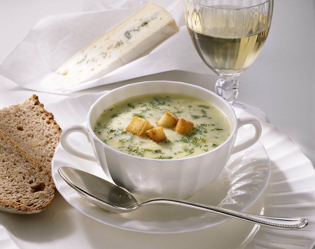 Käse-Lauch-Suppe mit Croûtons, Brot, Glas Weißwein