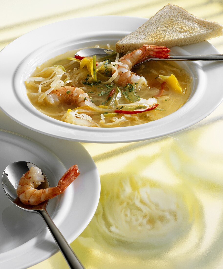 Weisskohl-Paprika-Suppe mit Garnelen