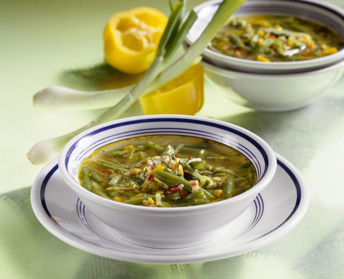 Green bean soup with peppers and spring onions