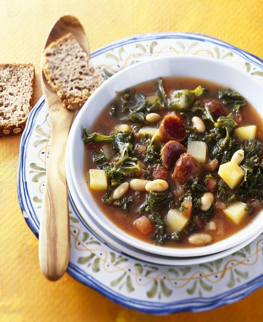 Grünkohlsuppe mit weissen Bohnen und Chouriço (Portugal)