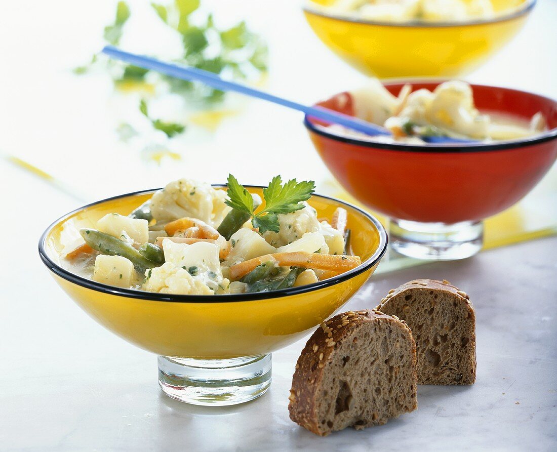Vegetable stew with processed cheese, wholemeal bread
