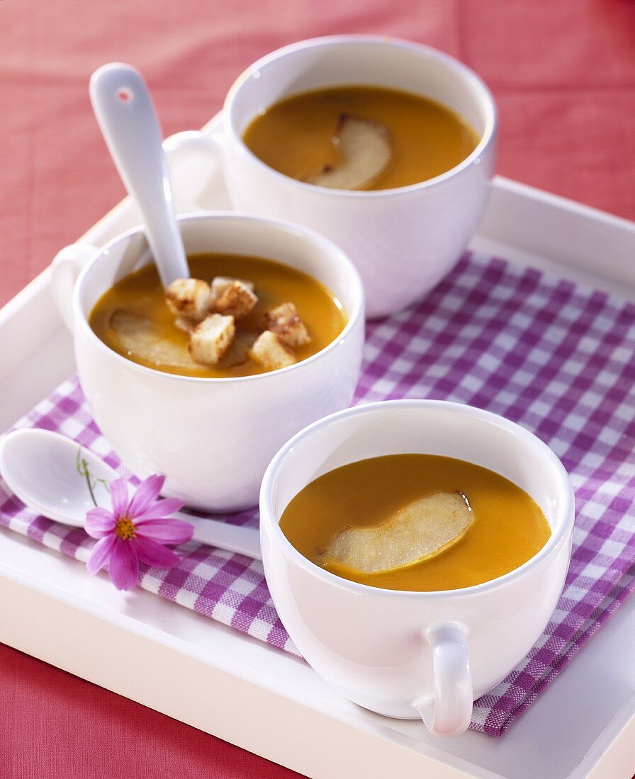 Möhren-Apfel-Suppe mit Croûtons in drei Tassen