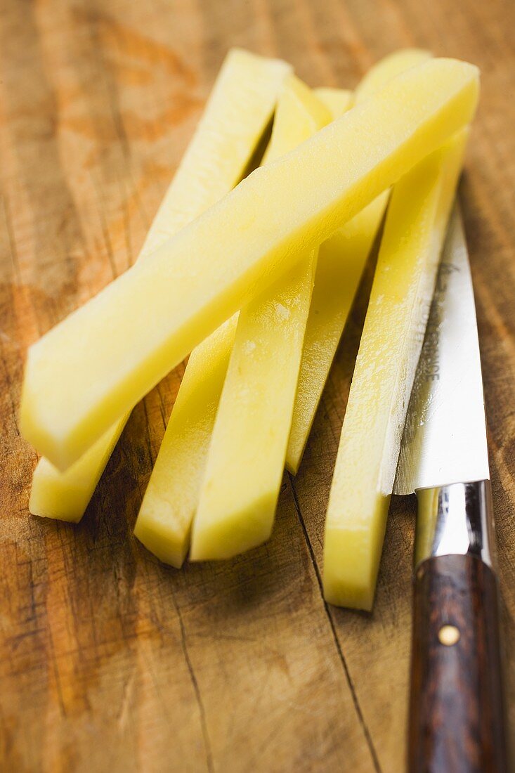 Geschälte Kartoffel, in Stäbchen geschnitten