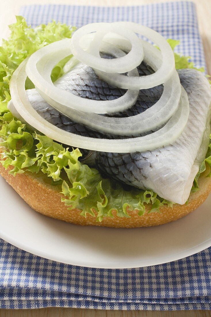 Belegtes Brötchen mit Hering und Zwiebeln