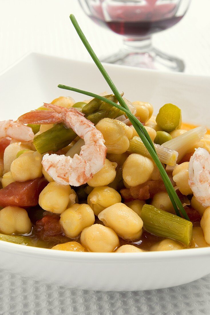 Chick-pea salad with shrimps