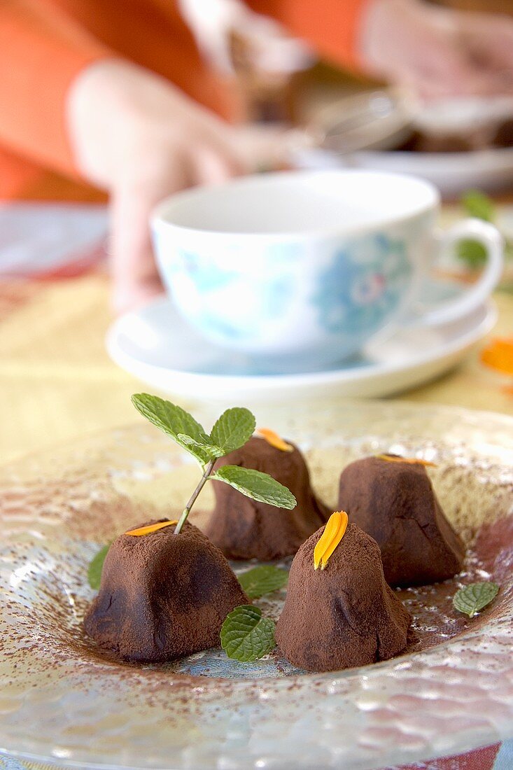 Schokoladentrüffel mit Minze und Ringelblumenblütenblättern