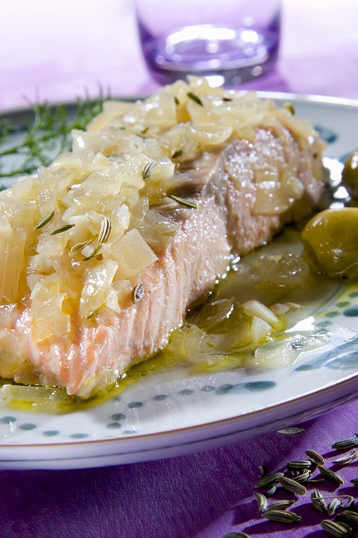 Lachsfilet mit Zwiebeln, Fenchel und Oliven