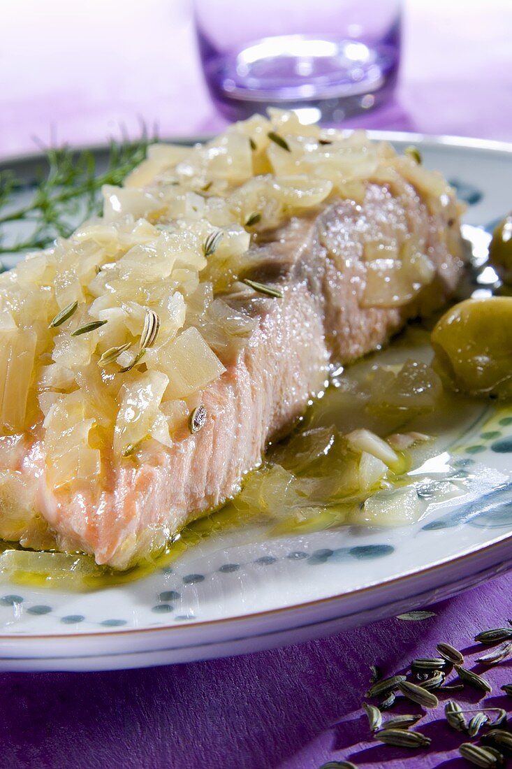 Salmon fillet with onions, fennel and olives