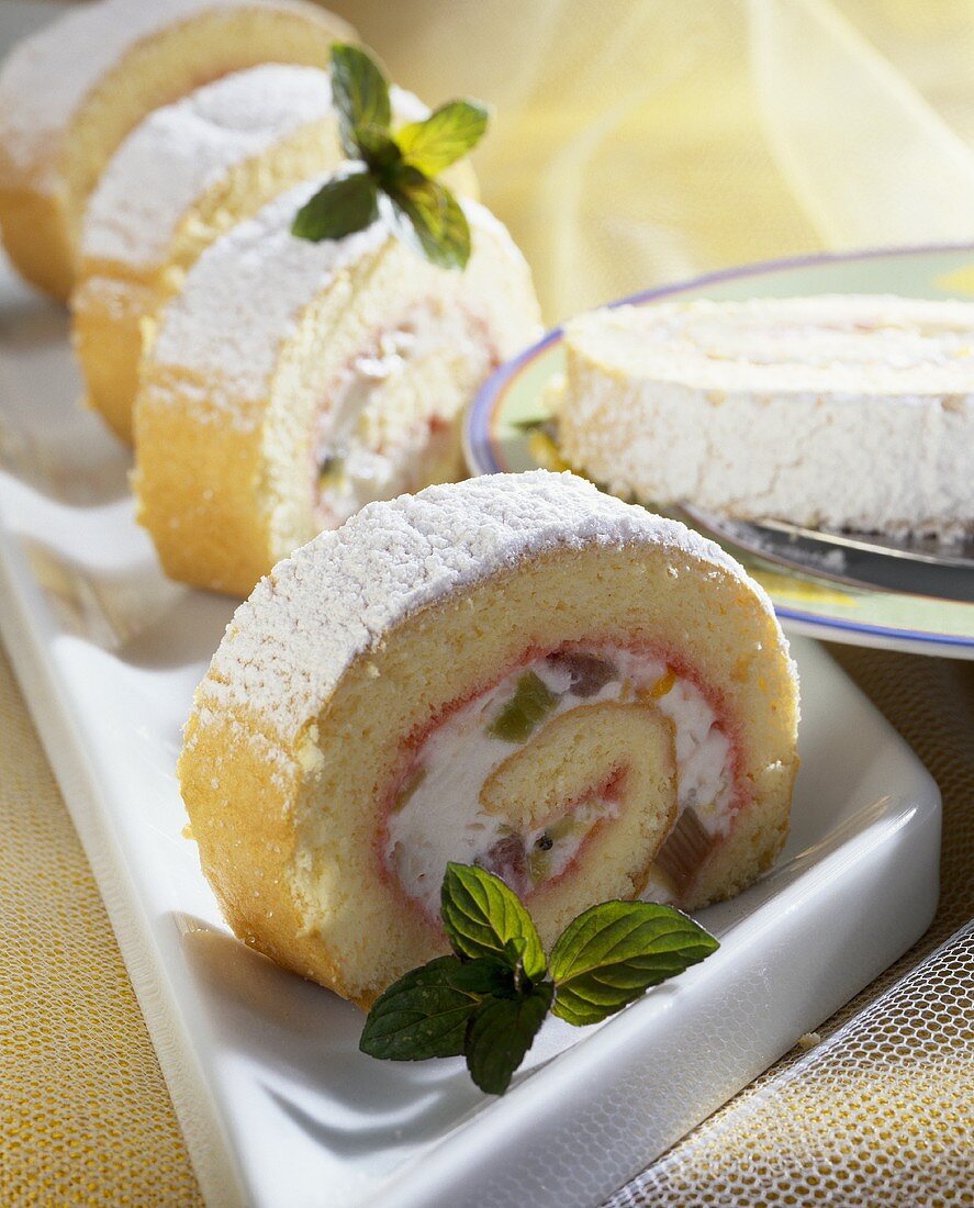 Rhubarb and kiwi fruit roulade with icing sugar