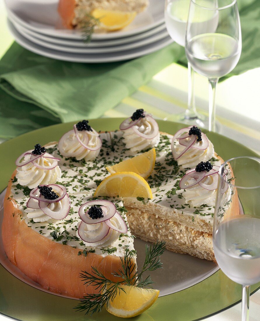 Lachs-Frischkäse-Torte, angeschnitten