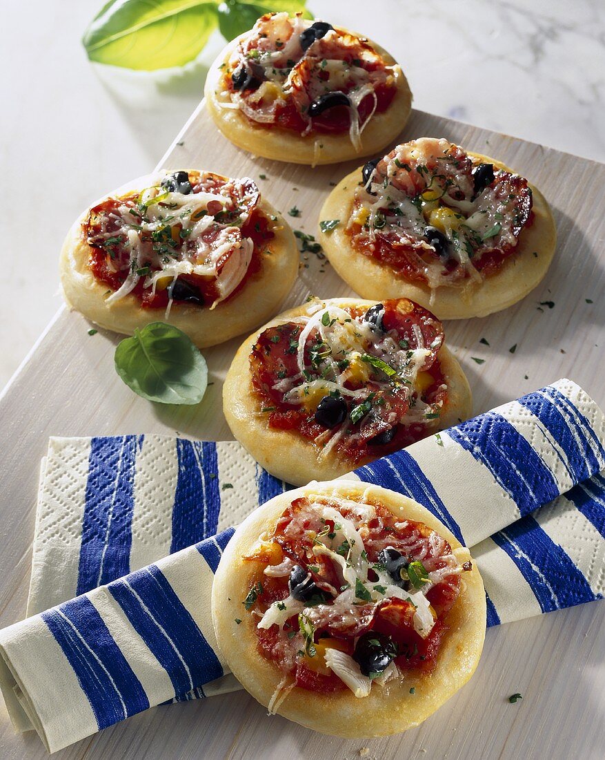 Minipizzen mit Salami