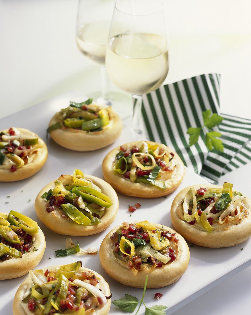 Mini-pizzas with leeks and bacon