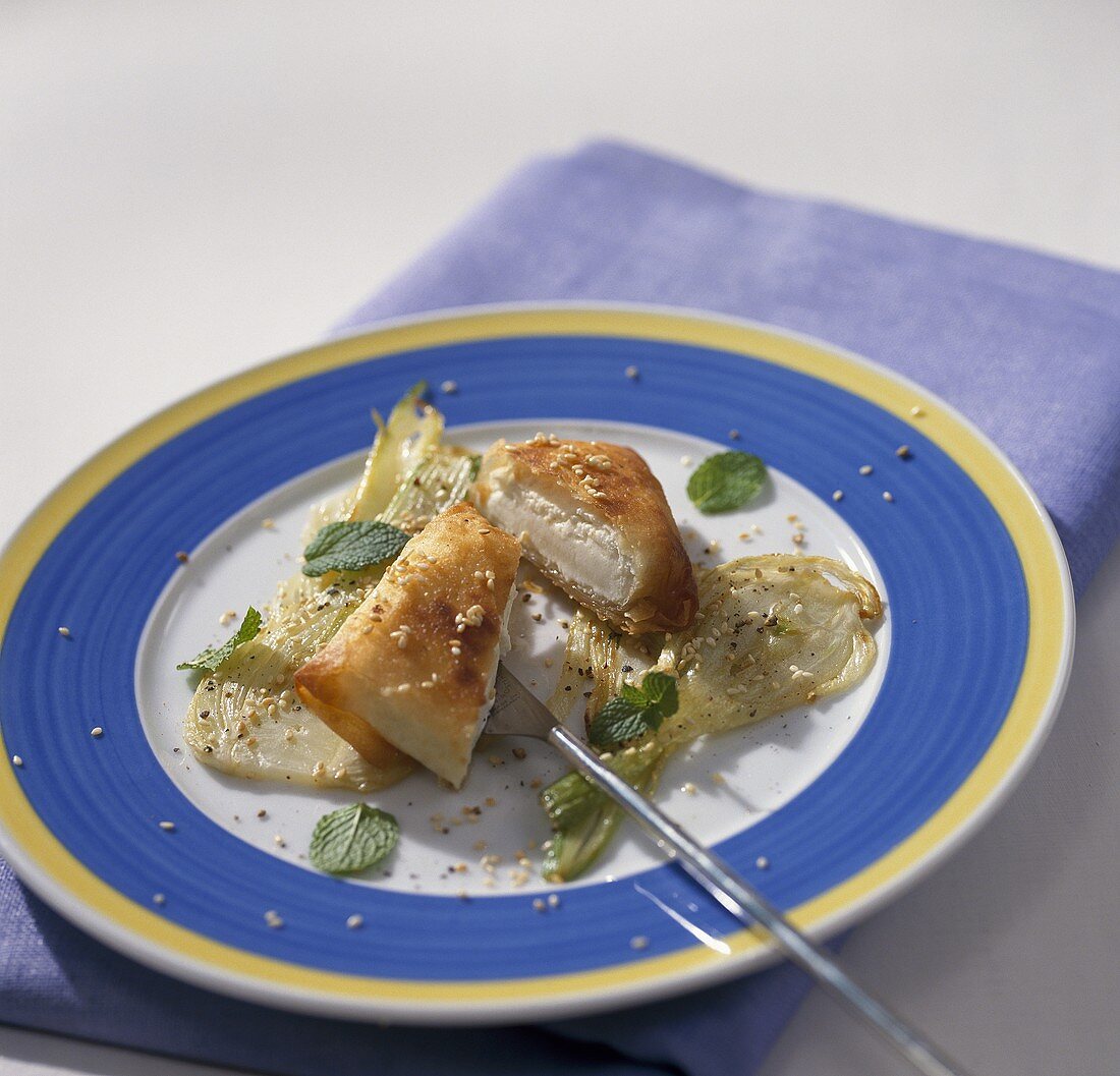 Ziegenkäse in Yufkateig mit Fenchel und Minze