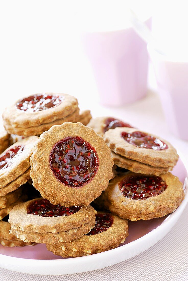 Marmeladenplätzchen auf weißem Teller