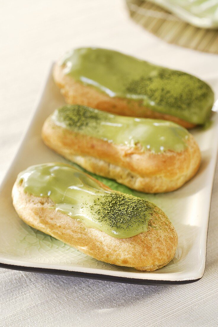 Eclairs mit Grüner-Tee-Glasur