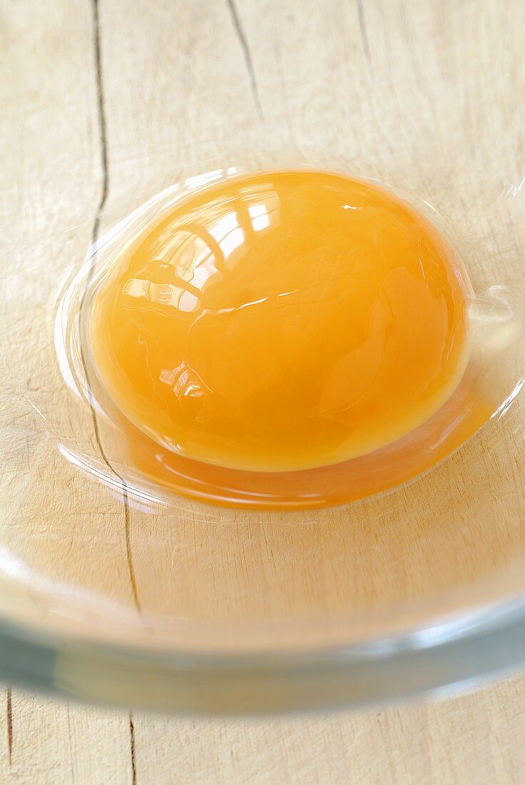 Aufgeschlagenes Ei in Glasschale