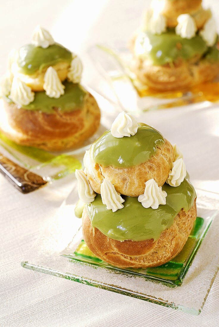 Profiteroles mit Grüner-Tee-Glasur