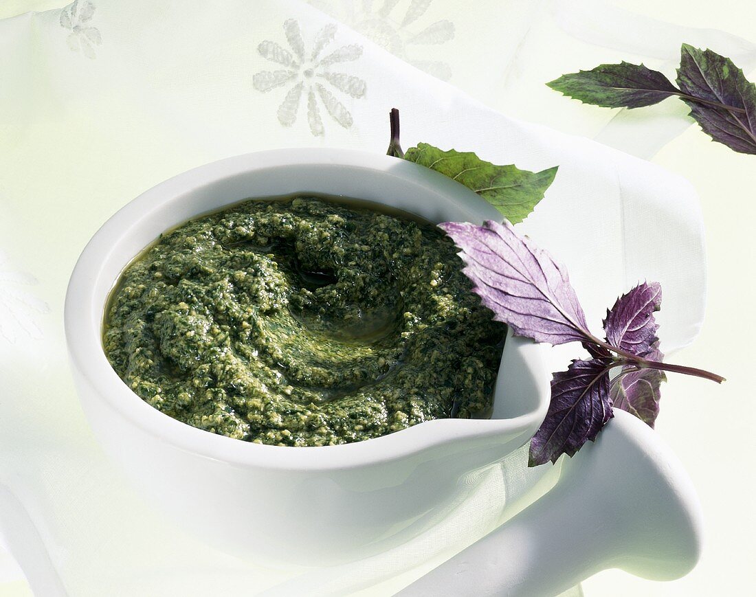 Pesto alla genovese (Basilikumpesto im Mörser, Italien)