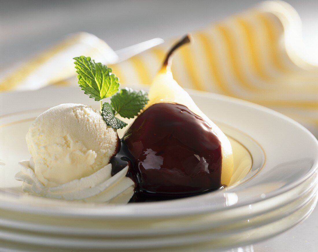 Birne Helene mit Vanilleeis und Schokoladensauce