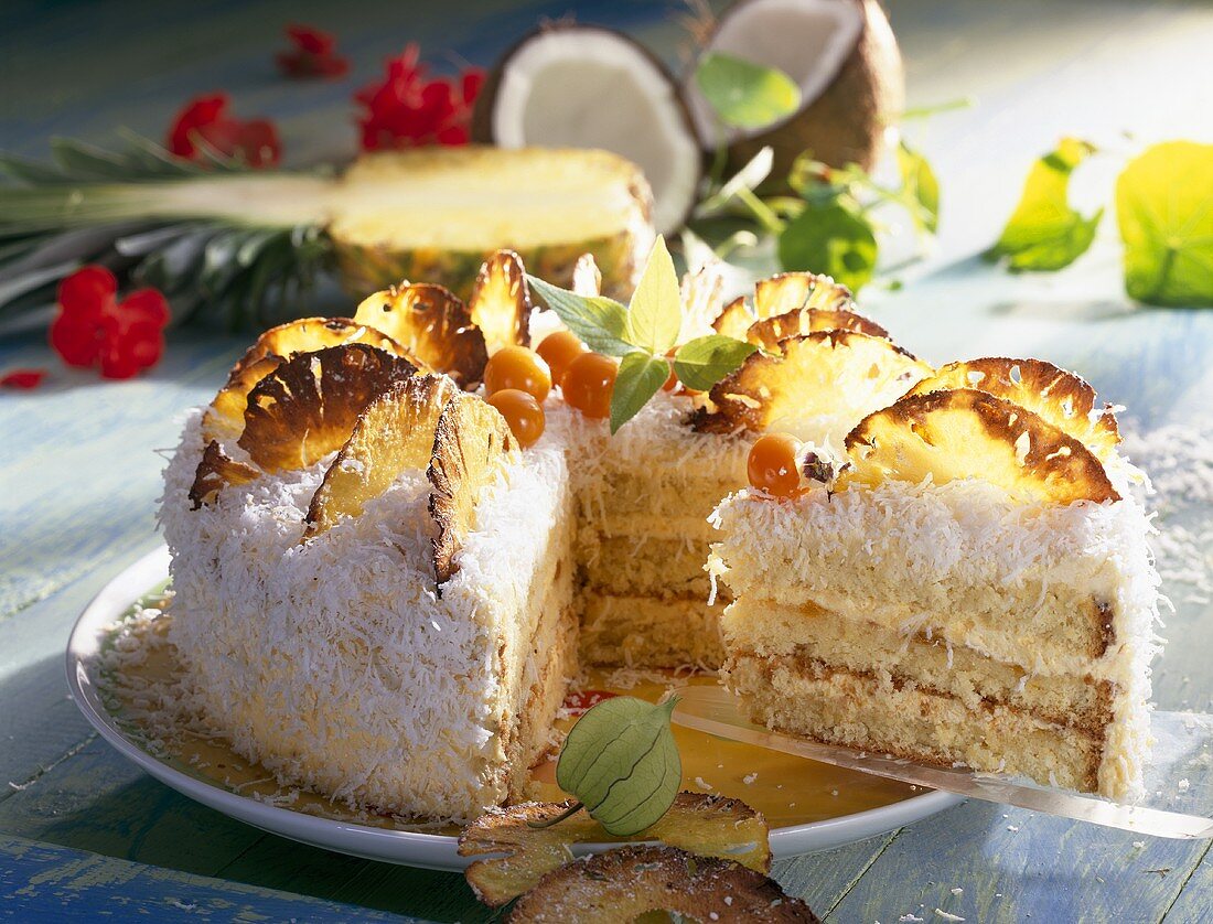 Kokos-Ananas-Torte, angeschnitten – Bilder kaufen – 264515 StockFood
