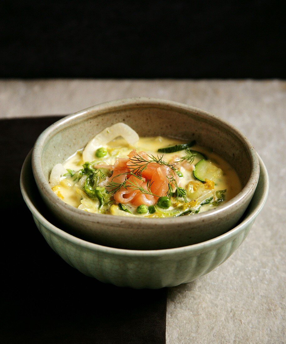 Gemüsesuppe mit Räucherlachs